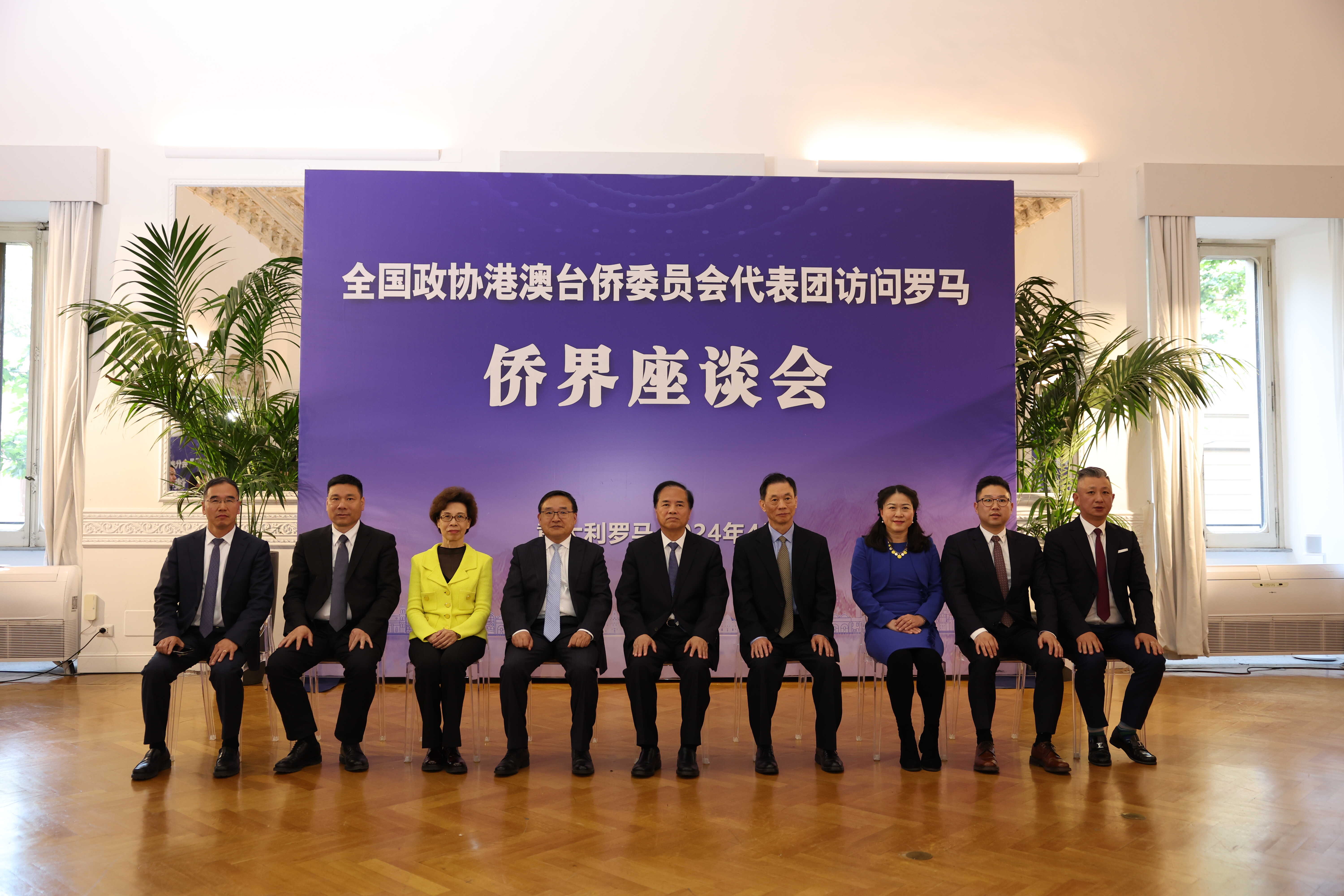 座谈会合影1.jpg